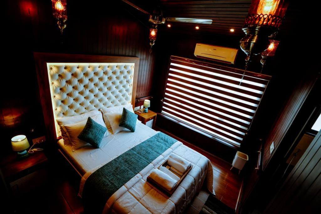 Hotel Why Not Houseboat Alappuzha Zewnętrze zdjęcie