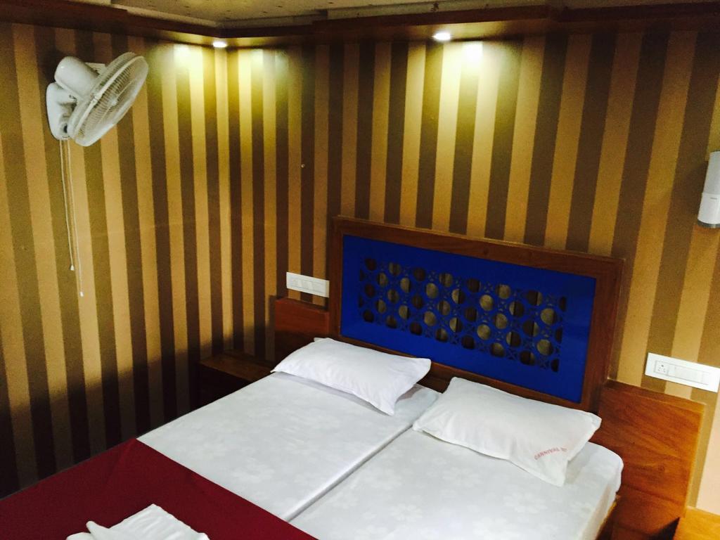 Hotel Why Not Houseboat Alappuzha Zewnętrze zdjęcie